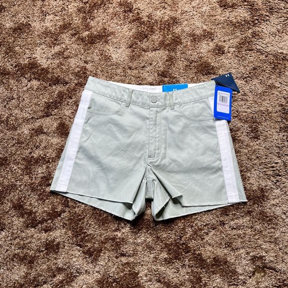 Under Armour Shorts Womens Size 6 Khaki Performance Button Lightweight - Picture 1 of 8